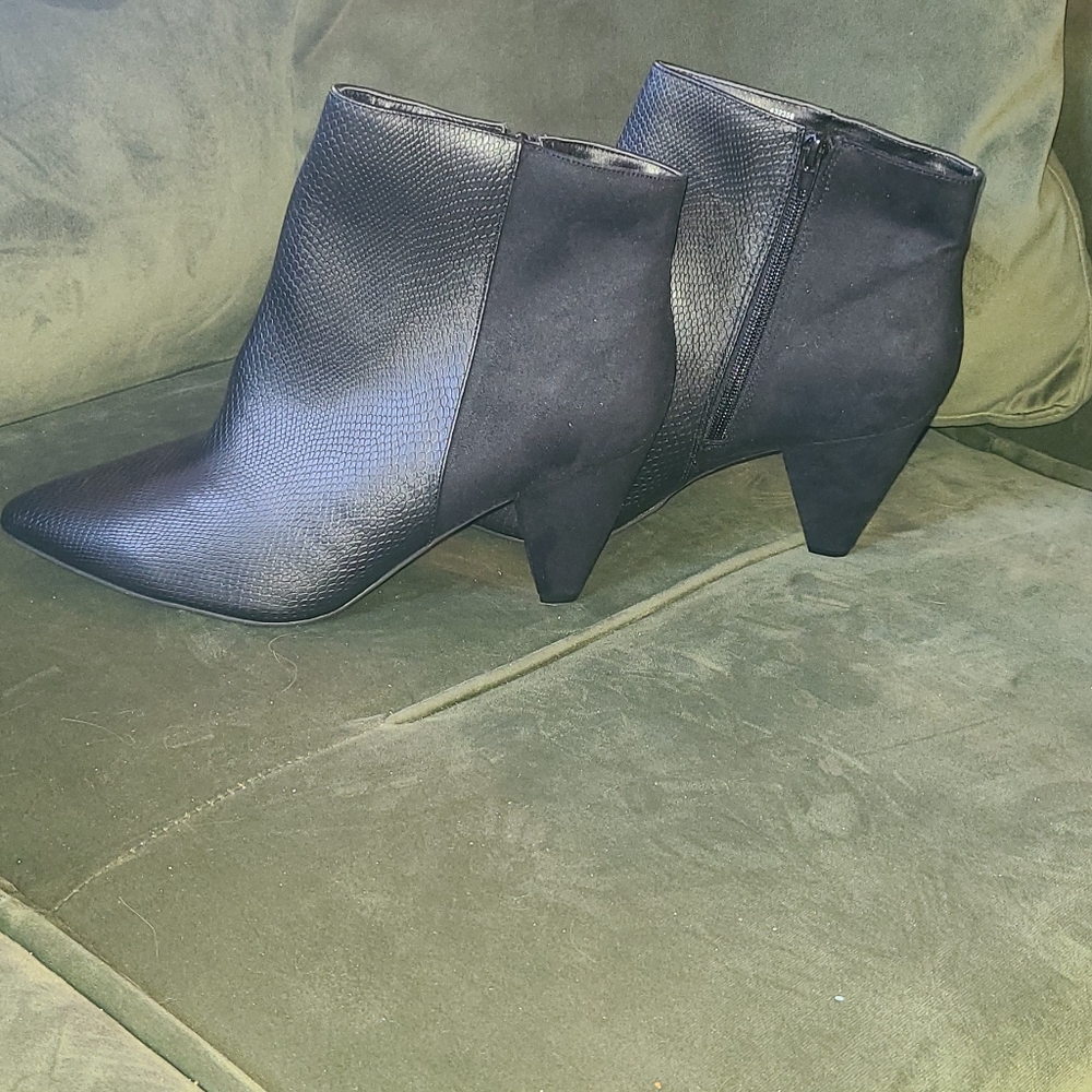 Brand new suede booties sz 10W
